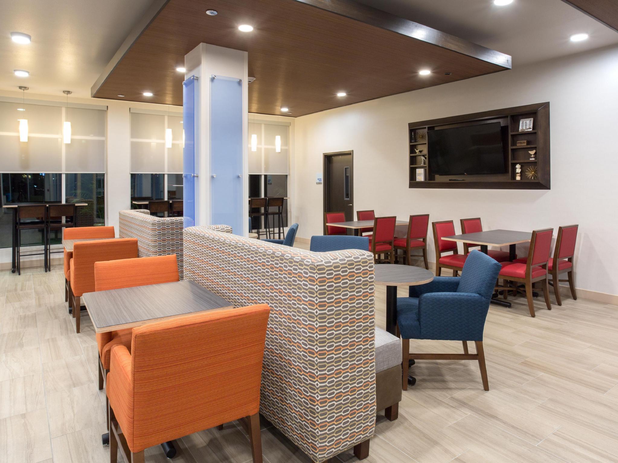 Holiday Inn Express & Suites Lincoln I - 80 By Ihg Buitenkant foto