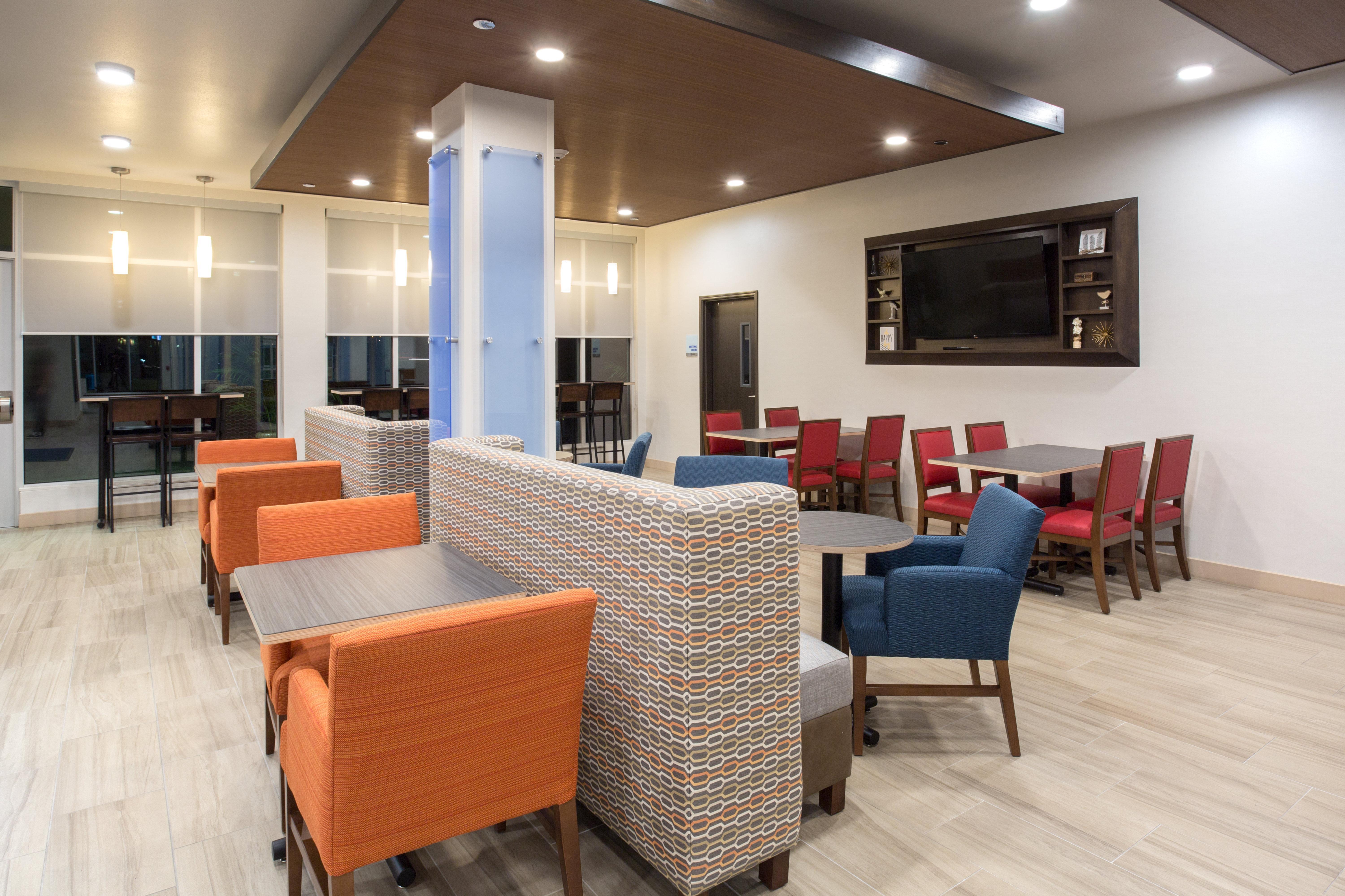Holiday Inn Express & Suites Lincoln I - 80 By Ihg Buitenkant foto